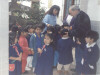 El Padre Pepe Gavilán con los niños (56 kB)